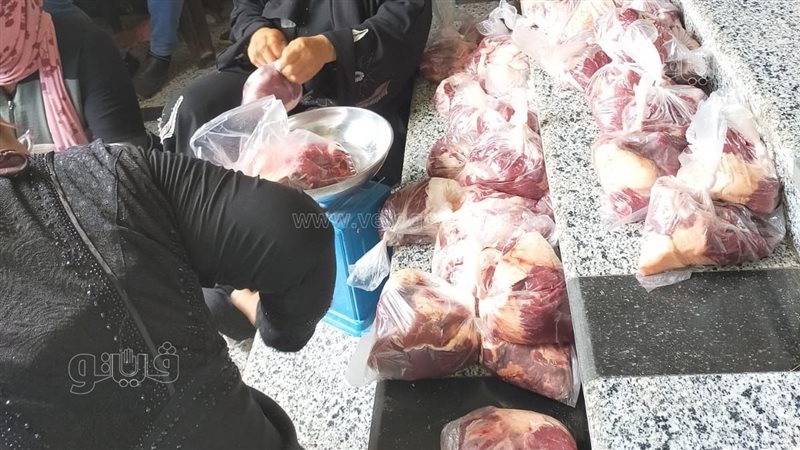 توزيع لحوم على أهالي