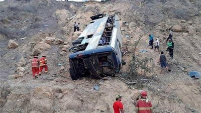 الحادث الدموي.. مصرع 32 شخصا وإصابة 22 آخرين في سقوط حافلة بواد وسط بيرو | فيديو