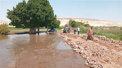 لارتفاع منسوب النيل.. إعادة تأهيل طريق بقرية دير القصير بأسيوط|صور