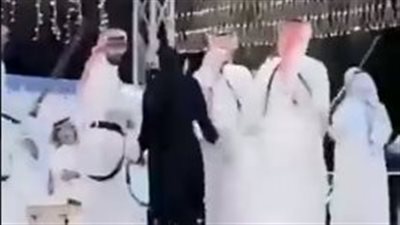 العباية انفتحت.. أول تعليق لفتاة الرقص وسط الرجال بالسعودية | فيديو 