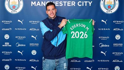 رسميا.. مانشستر سيتي يجدد عقد حارسه البرازيلي إيدرسون حتى 2026