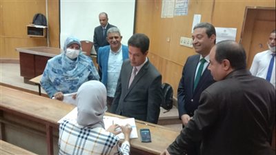 رئيس جامعة بنها يتابع سير الامتحانات بهندسة شبرا ومركز الاختبارات الالكترونية