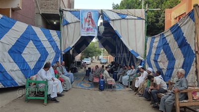 مسلمون ومسيحيون في عزاء شيخ كهنة إيبارشية إسنا وأرمنت | صور