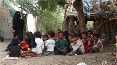  المعلم الوحيد.. يمنية تحول منزلها إلى مدرسة|صور 