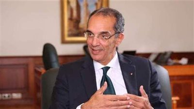 وزير الاتصالات يستعرض أمام السيسي مشروعي إنتاج الحاسبات اللوحية وكابلات الألياف الضوئية