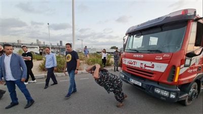 أقوى شعر في العالم.. لبناني يجر سيارة إطفاء بشعره | فيديو
