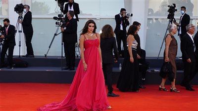 ياسمين صبري تتألق على ريد كاربت مهرجان فينيسيا السينمائي | صور