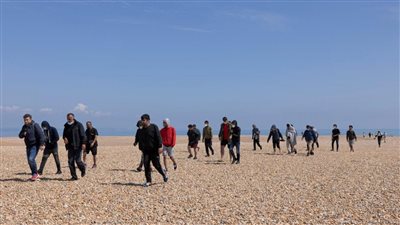 هروب جماعي.. مشاهد صادمة لآلاف الأفغان خلال هروبهم في الصحراء 