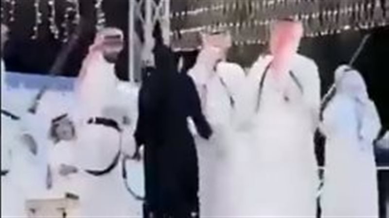 فتاة رقص العرضة في