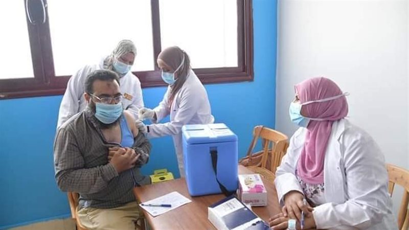 جانب من تطعيم موظفي