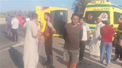 انقلاب أتوبيس رحلات على الطريق الدولي وإصابة سائق بكفر الشيخ | صور