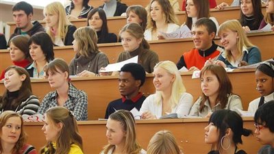 طفلة روسية عمرها 9 سنوات تلتحق بالجامعة | فيديو