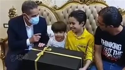محافظ الغربية يزور الطفل زياد بمنزله في المحلة