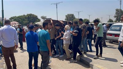 وصول جثمان ماهر سليم لمسجد السيدة نفيسة.. ومنير مكرم أول الحضور | فيديو