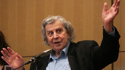 وفاة الموسيقار اليوناني ميكيس ثيودوراكيس موزع النشيد الوطني الفلسطيني