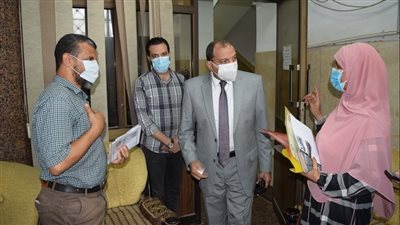 لمراجعة إجراءات كورونا.. رئيس جامعة بني سويف يتابع سير العمل الإداري 