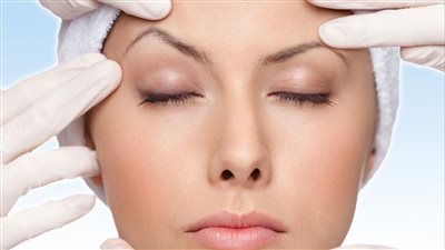 دار الإفتاء: يجوز للمرأة رفع الحاجبين عن طريق عمليات التجميل بشروط