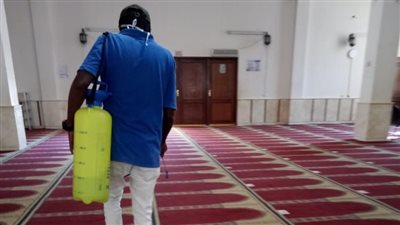  تطهير وتعقيم دور العبادة والأماكن الحيوية بالشرقية 