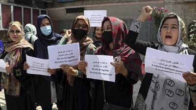  الأفغانيات يتظاهرن أمام القصر الرئاسي في كابول