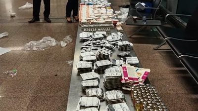 ضبط صيدلية أدوية بشرية وبيطرية ومكملات الغذائية حول جسد راكبين بمطار القاهرة