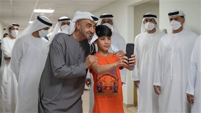 ولي عهد أبو ظبي يطمن على الأسر الافغان بالإمارات