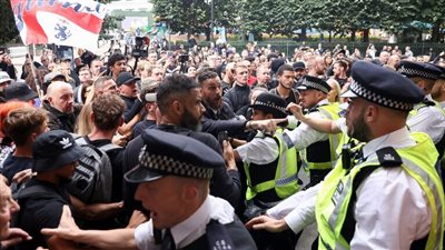 اشتباكات بين الشرطة البريطانية والمواطنين في لندن بسبب كورونا