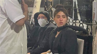 بكاء ابنة وزوجة ماهر سليم خلال عزائه بمسجد الخلفاء الراشدين | فيديو 