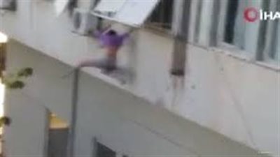 رفضت بيعها في سوق النخاسة.. لحظة قفز فتاة تركية من نافذة مرتفعة هربا من خاطفيها | فيديو