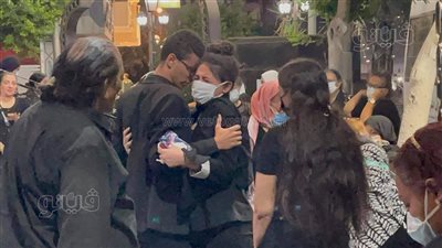 مات السند.. نجل ماهر سليم يحتضن شقيقته في عزاء والدهما | فيديو