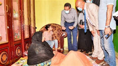 ترعى والديها المريضين وأخواتها الثلاث.. محافظ الغربية يزور الطفلة هنا ويلبي طلباتها 