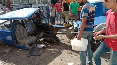 تصادم ترام بسيارة وشطرها نصفين في الإسكندرية 