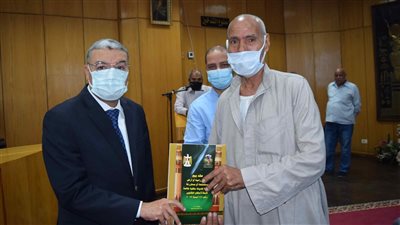 محافظ المنيا يسلم 88 عقدا جديدا لتقنين أوضاع أراضي أملاك الدولة