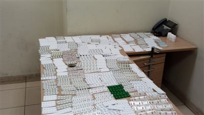 ضبط راكب أجنبي حاول تهريب 3630 قرص مخدر بمطار القاهرة 