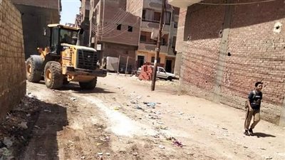 إزالة حالة تعد ورفع 20 طن قمامة ببني محمد سلطان بالمنيا | صور