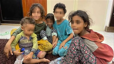 جريمة مروعة.. أبكم يعذب أطفاله الـ5 عقابًا لهم على هروب والدتهم.. ويقيدهم بسلاسل حديدية