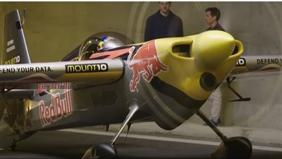 فعل ما لا يفعله أحد من قبل.. فيديو يحبس الأنفاس لطيار مغامر دخل موسوعة جينيس 