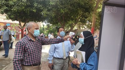 بالكمامة والكحول.. توافد طلاب الدور الثاني بالثانوية لأداء امتحان اللغة الأجنبية الثانية 