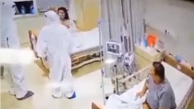 خوفًا من ملك الموت.. مريضة كورونا تصرخ فزعًا من الطبيب| فيديو 