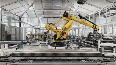 روبوت لحام خلايا البطارية تسلا بالصين