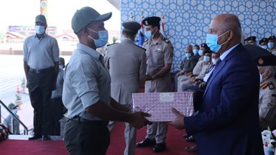 وزير النقل يشهد حفل تخرج أول دفعة من فنيي السكك الحديدية من معهد ضباط الصف المعلمين 