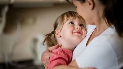 استشاري طب نفسي: العاطفة مهمة في حياة الطفل مثل الطعام والشراب