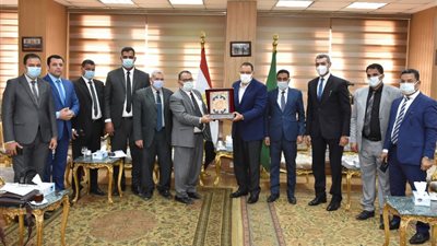 المحافظ يلتقى نقيب المحامين بقطاع شمال الشرقية 