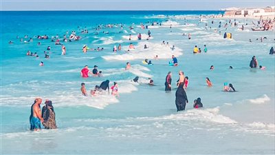 شاطئ زمردة الأبيض بمطروح يفتح أبوابه أمام المصطافين بعد غلقه يومين|صور