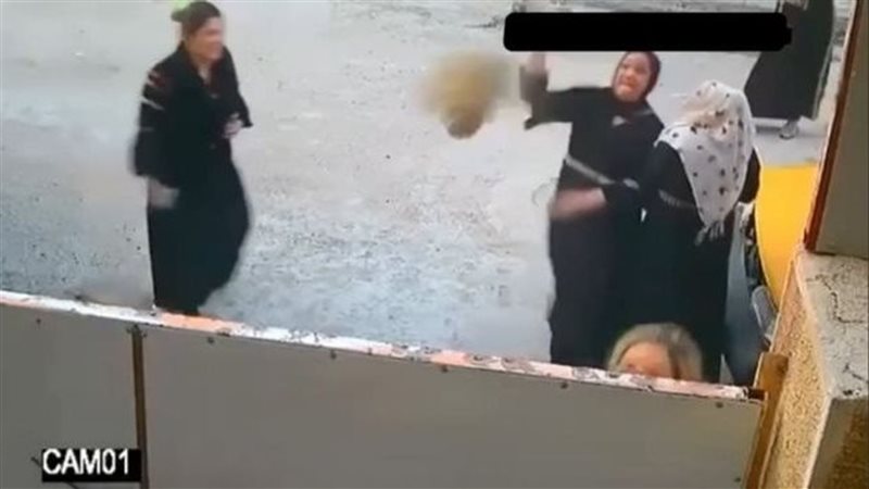 نساء يهاجمن أحد المنازل