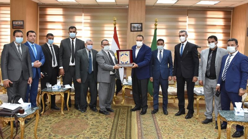 المحافظ يلتقى نقيب