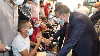 محافظ المنوفية يسلم مساعدات مالية وكراسي متحركة لعدد من الحالات الإنسانية| صور