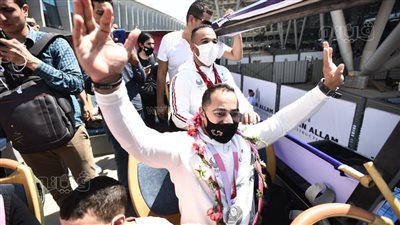 أتوبيس بعثة مصر في بارالمبياد طوكيو يتحرك من مطار القاهرة للمركز الأوليمبي | فيديو وصور