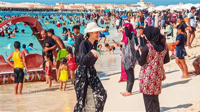 «بانانا وجيت سكي».. استجمام زوار مطروح على شواطئ لؤلؤة البحر المتوسط| صور