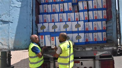  46 ألف كرتونة غذائية و25 ألف قطعة ملابس في قافلة الخير بأسيوط|فيديو 