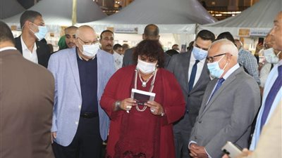 وزيرة الثقافة ومحافظ بورسعيد يفتتحان معرض الكتاب الرابع بالمدينة الباسلة| فيديو 
